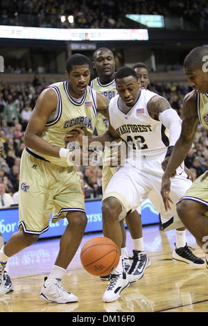 13. Februar 2010 - Winston-Salem, North Carolina, USA - 13. Februar 2010: In Spielaktion an Joel Coliseum Winston Salem North Carolina als Wake Forest Guard L.D. Williams von Wespen unter den Brettern umgeben ist. In der Mitte ist die Gäste bei 37 gebunden. (Kredit-Bild: © Jim Dedmon/Southcreek Global/ZUMApress.com) Stockfoto