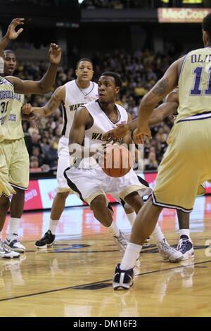 13. Februar 2010 - Winston-Salem, North Carolina, USA - 13. Februar 2010: In Spielaktion an Joel Coliseum Winston Salem North Carolina als Wake Forest Guard Ishmael Smith hinein zu zweit gegen die Yellow Jackets geht. In der Mitte ist die Gäste bei 37 gebunden. (Kredit-Bild: © Jim Dedmon/Southcreek Global/ZUMApress.com) Stockfoto