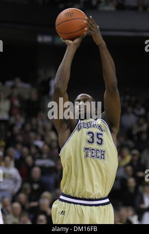 13. Februar 2010 - Winston-Salem, North Carolina, USA - 13. Februar 2010: In Spielaktion an Joel Coliseum Winston Salem North Carolina als Georgia Tech forward Zachery Peacock schießt die drei gegen Wake. Es wäre nicht genug, als die Diakone verärgert 75-64. (Kredit-Bild: © Jim Dedmon/Southcreek Global/ZUMApress.com) Stockfoto