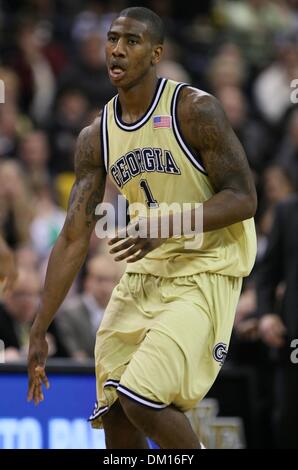 13. Februar 2010 - Winston-Salem, North Carolina, USA - 13. Februar 2010: Spielaktion an Joel Coliseum Winston Salem North Carolina als Georgia Tech Wache Iman Shumpert bringt den Ball in ein verärgert Verlust Wake Forest 75-64. (Kredit-Bild: © Jim Dedmon/Southcreek Global/ZUMApress.com) Stockfoto