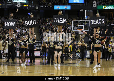 13. Februar 2010 - Winston-Salem, North Carolina, USA - 13. Februar 2010: Spielaktion an Joel Coliseum Winston Salem North Carolina als wacht Cheerleader sagen es alle in ihre Überraschung 75-64 Sieg über Georgia Tech. (Credit-Bild: © Jim Dedmon/Southcreek Global/ZUMApress.com) Stockfoto