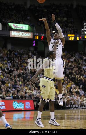 13. Februar 2010 - Winston-Salem, North Carolina, USA - 13. Februar 2010: Spielaktion an Joel Coliseum Winston Salem North Carolina da als Georgia Tech Wache Mfon Udofia spät L.D. Williams bewachen, Wake Forest zu blockieren versucht. (Kredit-Bild: © Jim Dedmon/Southcreek Global/ZUMApress.com) Stockfoto