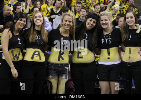 13. Februar 2010 - Winston-Salem, North Carolina, USA - 13. Februar 2010: In Spielaktion an Joel Coliseum Winston Salem North Carolina als Wake-Student Abschnitt zeigt stolz die Diakone. Zurecht, wie die Deacs die Wespen 75-64 stören. (Kredit-Bild: © Jim Dedmon/Southcreek Global/ZUMApress.com) Stockfoto