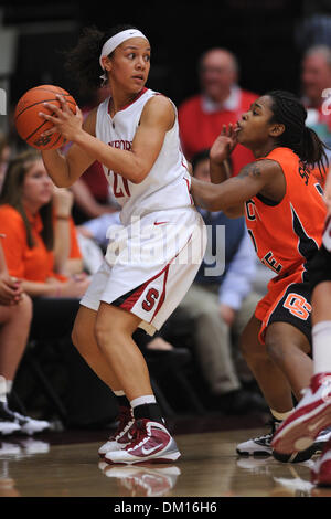 20. Februar 2010 - Stanford, Kalifornien, USA - 20. Februar 2010: Stanford SR Guard Rosalyn Gold-Onwude (21) sucht eine offene Teamkollegen unter Druck von Oregon State JR Guard Aisha Sheppard (10) während der PAC-10 Aktion zwischen dem Stanford Cardinal und die Oregon State Beavers im Ahorn-Pavillon in Stanford, Kalifornien.  #2 Stanford war nie in Gefahr und gewann 82-48. (Kredit-Bild: © M Stockfoto