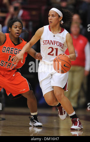 20. Februar 2010 - Stanford, Kalifornien, USA - 20. Februar 2010: Stanford SR Guard Rosalyn Gold-Onwude (21) sucht eine offene Teamkollegen unter Druck von Oregon State JR Guard Aisha Sheppard (10) während der PAC-10 Aktion zwischen dem Stanford Cardinal und die Oregon State Beavers im Ahorn-Pavillon in Stanford, Kalifornien.  #2 Stanford war nie in Gefahr und gewann 82-48. (Kredit-Bild: © M Stockfoto