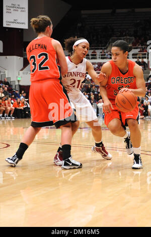 20. Februar 2010 - Stanford, Kalifornien, USA - 20. Februar 2010: Oregon State SO macht vorwärts Kirsten Tilleman (32) einer Abholung am Stanford SR Guard Rosalyn Gold-Onwude (21) ein Oregon State FR Guard Haiden Palmer (22) dribbelt durch während der PAC-10 Aktion zwischen dem Stanford Cardinal und der Oregon State Beavers im Ahorn-Pavillon in Stanford, Kalifornien.  #2 war Stanford nie in Gefahr und wo Stockfoto