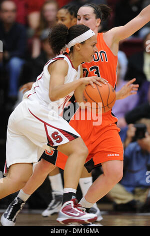 20. Februar 2010 - Stanford, Kalifornien, USA - 20. Februar 2010: Stanford SR Guard Rosalyn Gold-Onwude (21) Sprints auf den Reifen unter Druck von Oregon State SR Guard Julie Futch (23) während der PAC-10 Aktion zwischen dem Stanford Cardinal und die Oregon State Beavers im Ahorn-Pavillon in Stanford, Kalifornien.  #2 Stanford war nie in Gefahr und gewann 82-48. (Kredit-Bild: © Matt Cohen / Stockfoto