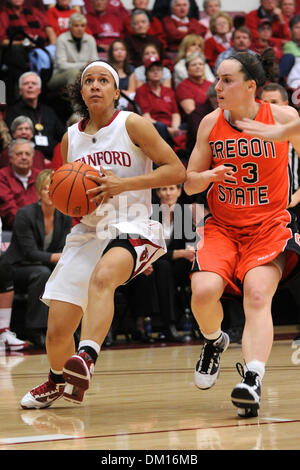 20. Februar 2010 - Stanford, Kalifornien, USA - 20. Februar 2010: Stanford SR Guard Rosalyn Gold-Onwude (21) Sprints auf den Reifen unter Druck von Oregon State SR Guard Julie Futch (23) während der PAC-10 Aktion zwischen dem Stanford Cardinal und die Oregon State Beavers im Ahorn-Pavillon in Stanford, Kalifornien.  #2 Stanford war nie in Gefahr und gewann 82-48. (Kredit-Bild: © Matt Cohen / Stockfoto