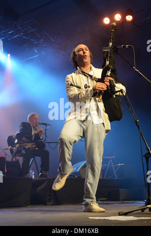 Stadt Quimper (Bretagne) 2013/07/23: Carlos Nunez in Konzert anlässlich des "Festival de Cornouaille" (Cornwall Stockfoto