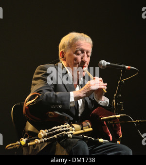 Stadt Quimper (Bretagne) 2013/07/23: Carlos Nunez in Konzert anlässlich des "Festival de Cornouaille" (Cornwall Stockfoto