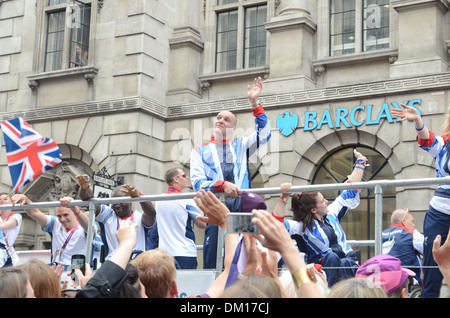 Atmosphäre - Team GB Athleten und Medal Gewinner 2012 Olympischen Feier Parade London England - 10.09.12 Stockfoto