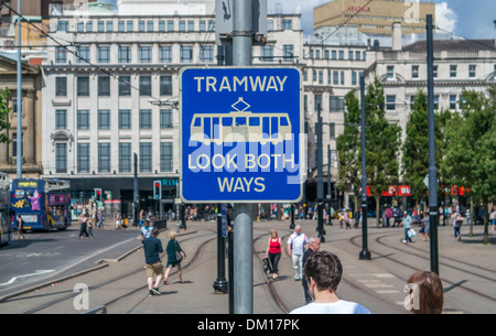Schild mit Straßenbahnen, beraten Sie sich beide Richtungen vor dem Überqueren der Gleise Stockfoto