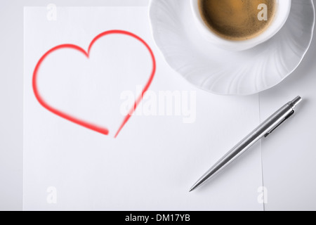 weißes Papier für Hinweis, Stift und Kaffee Stockfoto