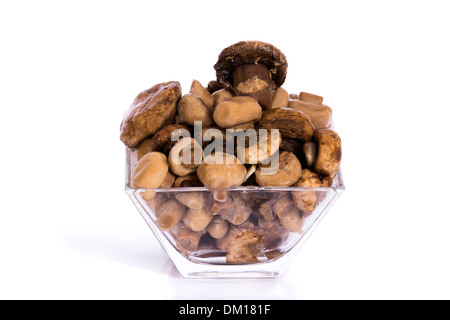 Marinierte Pilze in einem Glas auf weißem Hintergrund Stockfoto