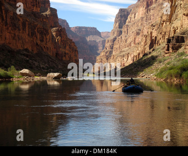 Einsamer Floß in den Grand Canyon Stockfoto