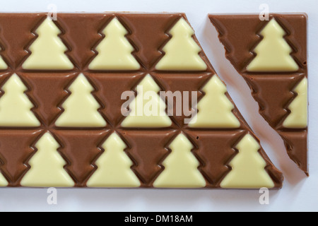 Cadbury Dairy Milk Winter Wonderland Baum-förmigen Milch & weiße Schokolade bar mit Stück abgebrochen Stockfoto