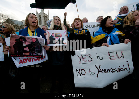 Proteste in London zur Unterstützung von gewalttätigen Demonstrationen in der Ukraine fordern den Rücktritt der Regierung unter Präsident V Stockfoto