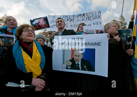 Proteste in London zur Unterstützung von gewalttätigen Demonstrationen in der Ukraine fordern den Rücktritt der Regierung unter Präsident V Stockfoto