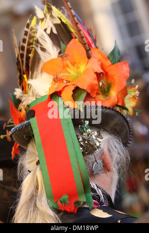 Das schwarze Schwein Grenzen Morris Männer führen Festival Whittlesey Stroh tragen, Cambridgeshire, Großbritannien Stockfoto