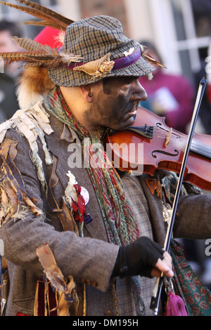 Das schwarze Schwein Grenzen Morris Männer führen Festival Whittlesey Stroh tragen, Cambridgeshire, Großbritannien Stockfoto