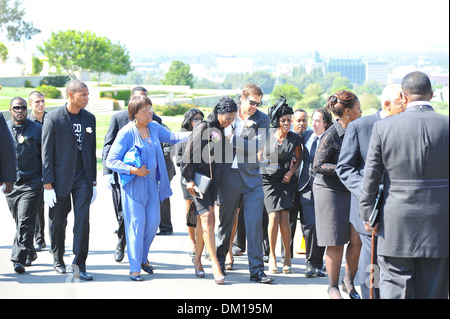 Omarosa Manigault-Stallworth bei Michael Clarke Duncan Gedenkgottesdienst in Forest Lawn Friedhof-Los Angeles-Kalifornien - Stockfoto