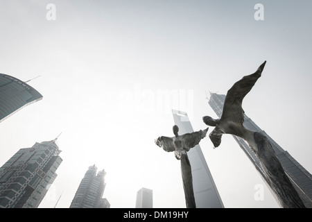 Skulpturen und Wolkenkratzer, Lujiazui Green Park, Lujiazui, Pudong, Shanghai, China Stockfoto