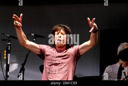 26. März 2002 - K43112AR. ROLLING STONES PRESSEKONFERENZ ZU DER BEVORSTEHENDEN VERKÜNDEN "ROLLING STONES AUF DER BÜHNE '' WORLD TOUR. LINCOLN CENTER IN NEW YORK CITY. 10.05.2005. ANDREA RENAULT-2005.MICK JAGGER (Kredit-Bild: © Globe Photos/ZUMAPRESS.com) Stockfoto