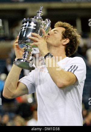 Andy Murray (Schottland) küsst uns Open Trophy US Open 2012 Herren Finale - Novak Djokovic (Serbien) gegen Andy Murray (Schottland)- Stockfoto