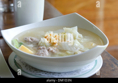 Hausgemachte Suppe mit Schweinefleisch, Frikadellen, Tofu und Gemüse Stockfoto