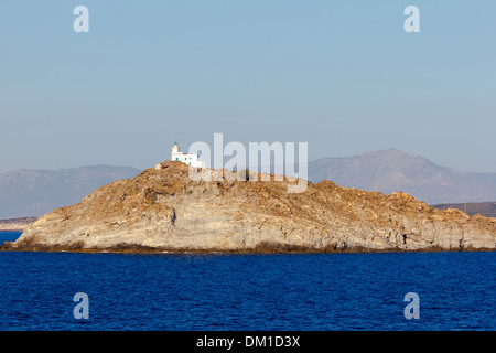 Typische traditionelle Leuchtturm auf einer kleinen Insel in der Nähe von Paros in Griechenland Stockfoto