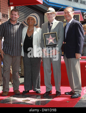 Rod Roddenberry Schauspieler Nichelle Nichols Walter Koenig und George Takei Walter Koenig ist mit einem Stern auf Hollywood Walk geehrt Stockfoto