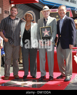 Rod Roddenberry Schauspieler Nichelle Nichols Walter Koenig und George Takei Walter Koenig ist mit einem Stern auf Hollywood Walk geehrt Stockfoto