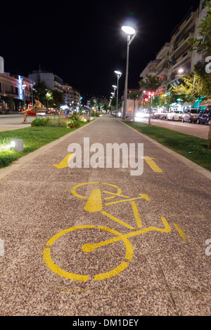 Weg in Griechenland mit gemalten Schild Radfahren auf der Straße Stockfoto