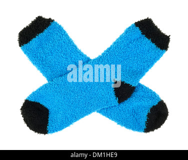 Ein paar blaue und schwarze dicke Fleece Socken auf einem weißen Hintergrund. Stockfoto