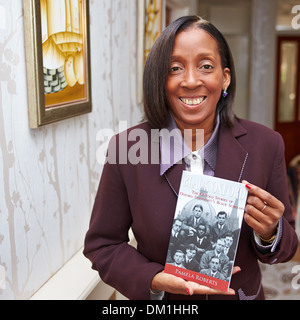 Pamela Roberts, Autor von Schwarz Oxford: An Untold Story, abgebildet bei ihr zu Hause Stockfoto