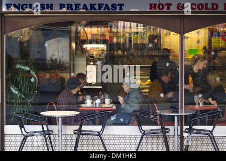 Englisches Frühstück serviert in einem Café im Zentrum von London, England, UK Stockfoto