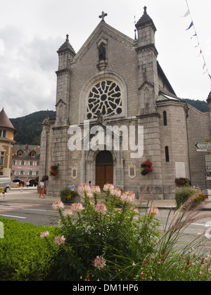 Fassade der Stadt-Kirche mit Rosette Thones Haute-Savoie Frankreich Église Saint-Maurice Stockfoto