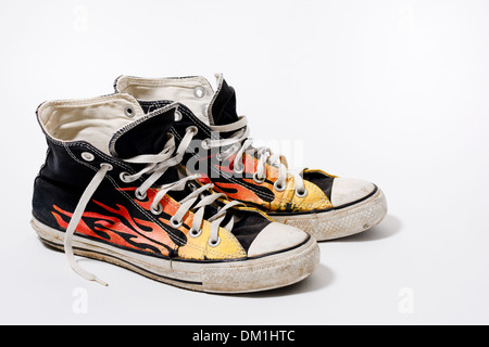 Abgenutzt und schmutzig Converse All Star Schuhe isoliert auf weißem Hintergrund Stockfoto
