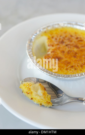 Süßen karamellisierten Creme französische Dessert - Creme Brulee Stockfoto