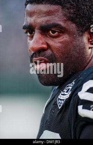 Oakland Raiders Greg Ellis (99) während der Spielaktion im Oakland Coliseum, auch bekannt als das "schwarze Loch '' in Oakland, Claif. am Sonntag. Die Oakland Raiders gegen die Cincinnati Bengals 20-17. (Kredit-Bild: © Konsta Goumenidis/Southcreek Global/ZUMApress.com) Stockfoto