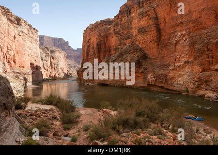 Ein paar Flöße an Ufer im Bereich des Grand Canyon Redwall gebunden. Stockfoto