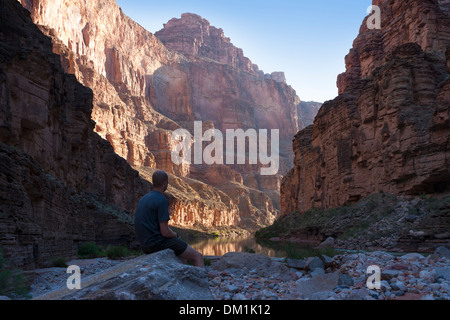 Ein Mann schaut den Sonnenaufgang in den Grand Canyon, Arizona, USA. Stockfoto