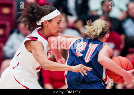 Gonzaga Guard Courtney Vandersloot (21) von Kent, WA Ellbogen Stanford Wache Rosalyn Gold-Onwude (21) von Queens, N.Y. während der Spielaktion im Ahorn-Pavillon in Stanford, Kalifornien auf Sonntag, 29. November 2009. Gonzaga Bulldogs Routen gegen den Stanford Cardinals 59 bis 38 in der Mitte. (Kredit-Bild: © Konsta Goumenidis/Southcreek Global/ZUMApress.com) Stockfoto