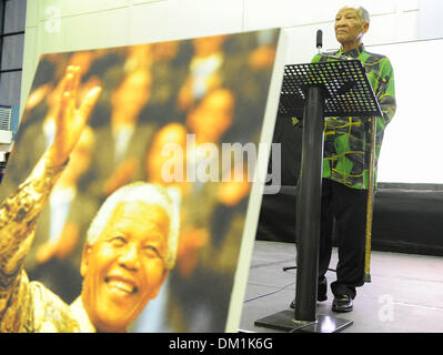 Khayelitsha, Südafrika. 9. Dezember 2013. City of Cape Town veranstaltete ein Abend des Gedenkens in der OR Tambo Hall, Khayelitsha. für die späten ehemalige Präsident von Südafrika, Nelson Mandela. Dr. Don Mattera liest seine Gedichte an dem Publikum. Foto von Roger Sedres/ImageSA/Alamy Live-Nachrichten Stockfoto