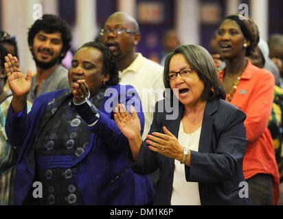 Khayelitsha, Südafrika. 9. Dezember 2013. City of Cape Town veranstaltete ein Abend des Gedenkens in der OR Tambo Hall, Khayelitsha. für die späten ehemalige Präsident von Südafrika, Nelson Mandela. Singen Sie MILDRED OLIPHANT, Minister für Arbeit und die Bürgermeisterin von Kapstadt, PATRICIA DE LILLE, Kampf Lieder. Foto von Roger Sedres/ImageSA/Alamy Live-Nachrichten Stockfoto