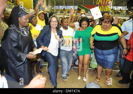 Khayelitsha, Südafrika. 9. Dezember 2013. City of Cape Town veranstaltete ein Abend des Gedenkens in der OR Tambo Hall, Khayelitsha. für die späten ehemalige Präsident von Südafrika, Nelson Mandela. Die Bürgermeisterin von Kapstadt, Frau Patricia De Lille, tanzt mit der Menge an alten Kampf Lieder. Foto von Roger Sedres/ImageSA/Alamy Live-Nachrichten Stockfoto