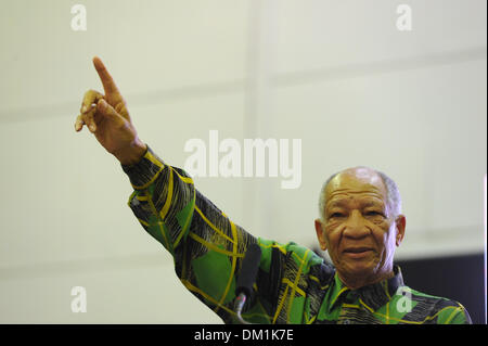 Khayelitsha, Südafrika. 9. Dezember 2013. City of Cape Town veranstaltete ein Abend des Gedenkens in der OR Tambo Hall, Khayelitsha. für die späten ehemalige Präsident von Südafrika, Nelson Mandela. Dr. Don Mattera liest seine Gedichte an dem Publikum. Foto von Roger Sedres/ImageSA/Alamy Live-Nachrichten Stockfoto