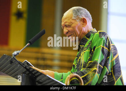 Khayelitsha, Südafrika. 9. Dezember 2013. City of Cape Town veranstaltete ein Abend des Gedenkens in der OR Tambo Hall, Khayelitsha. für die späten ehemalige Präsident von Südafrika, Nelson Mandela. Dr. Don Mattera liest seine Gedichte an dem Publikum. Foto von Roger Sedres/ImageSA/Alamy Live-Nachrichten Stockfoto