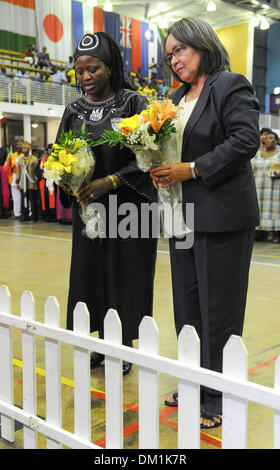 Khayelitsha, Südafrika. 9. Dezember 2013. City of Cape Town veranstaltete ein Abend des Gedenkens in der OR Tambo Hall, Khayelitsha. für die späten ehemalige Präsident von Südafrika, Nelson Mandela. Stellvertretender Bürgermeister ZOU KOTA-FREDERICKS und die Bürgermeisterin von Kapstadt, PATRICIA DE LILLE, legen Kränze. Foto von Roger Sedres/ImageSA/Alamy Live-Nachrichten Stockfoto