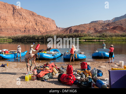 Eine Gruppe laden und bereiten ihre Schlauchboote zu Beginn des Grand Canyon rafting-Tour bei Lees Ferry, Arizona. Stockfoto